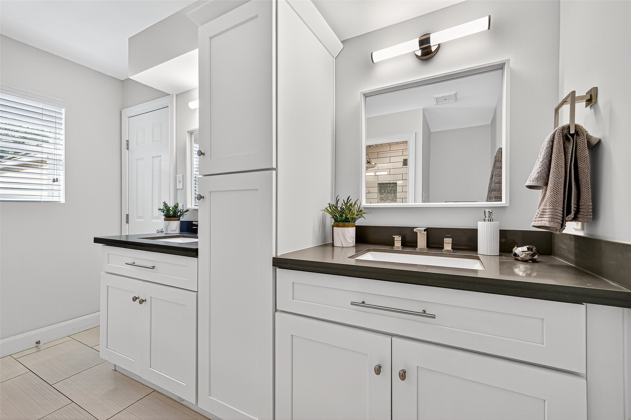 818 Silvergate Drive Houston, TX 77079 - Photo 23 of 40 a bathroom with a sink and a mirror