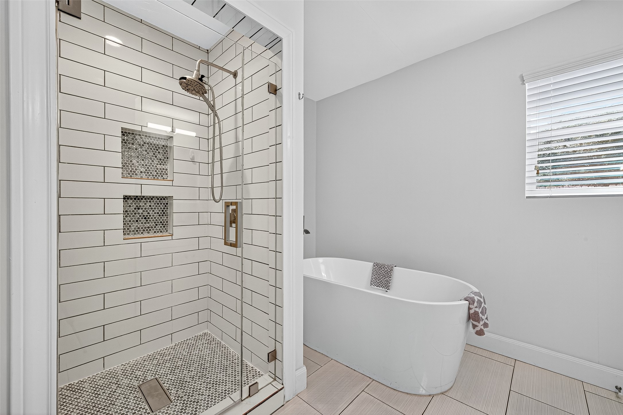 818 Silvergate Drive Houston, TX 77079 - Photo 24 of 40 a bathroom with a bathtub and shower