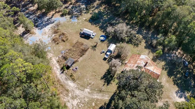 a view of top of house with a yard