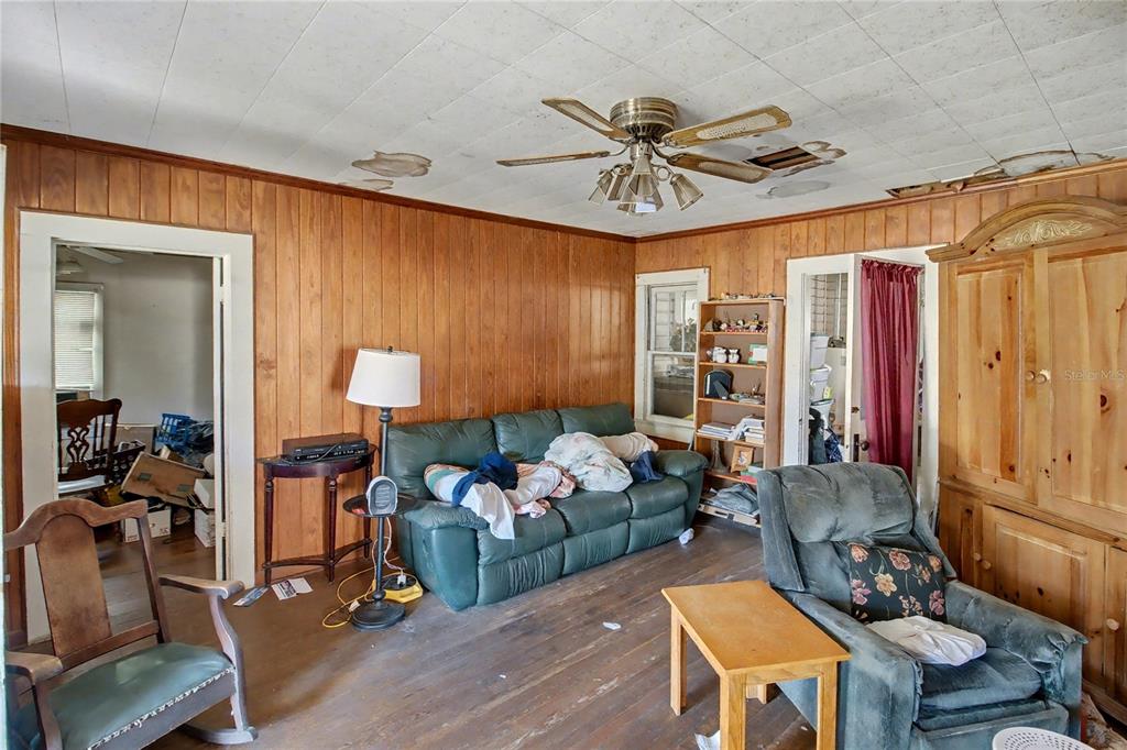 815 Northeast 145th Avenue Road Silver Springs, FL 34488 - Photo 33 of 42 a living room with furniture