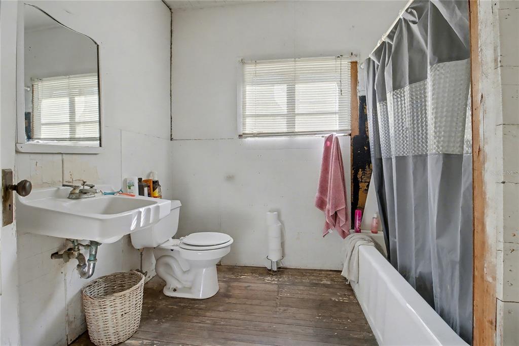 815 Northeast 145th Avenue Road Silver Springs, FL 34488 - Photo 38 of 42 a bathroom with a sink toilet and a shower