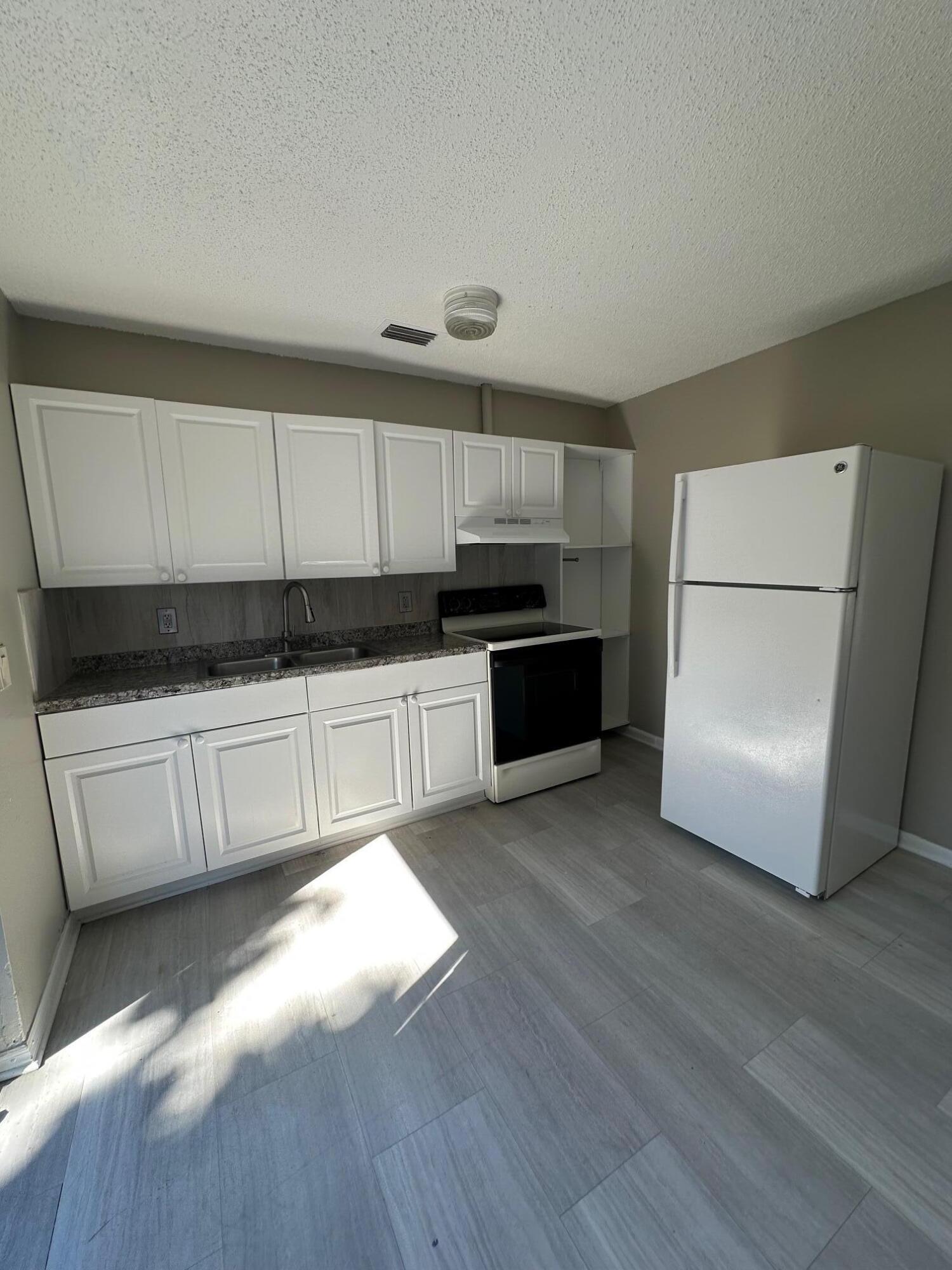 4562 Gulfstream Road, Unit 4566 Lake Worth, FL 33461 - Photo 2 of 11 IMG_9974