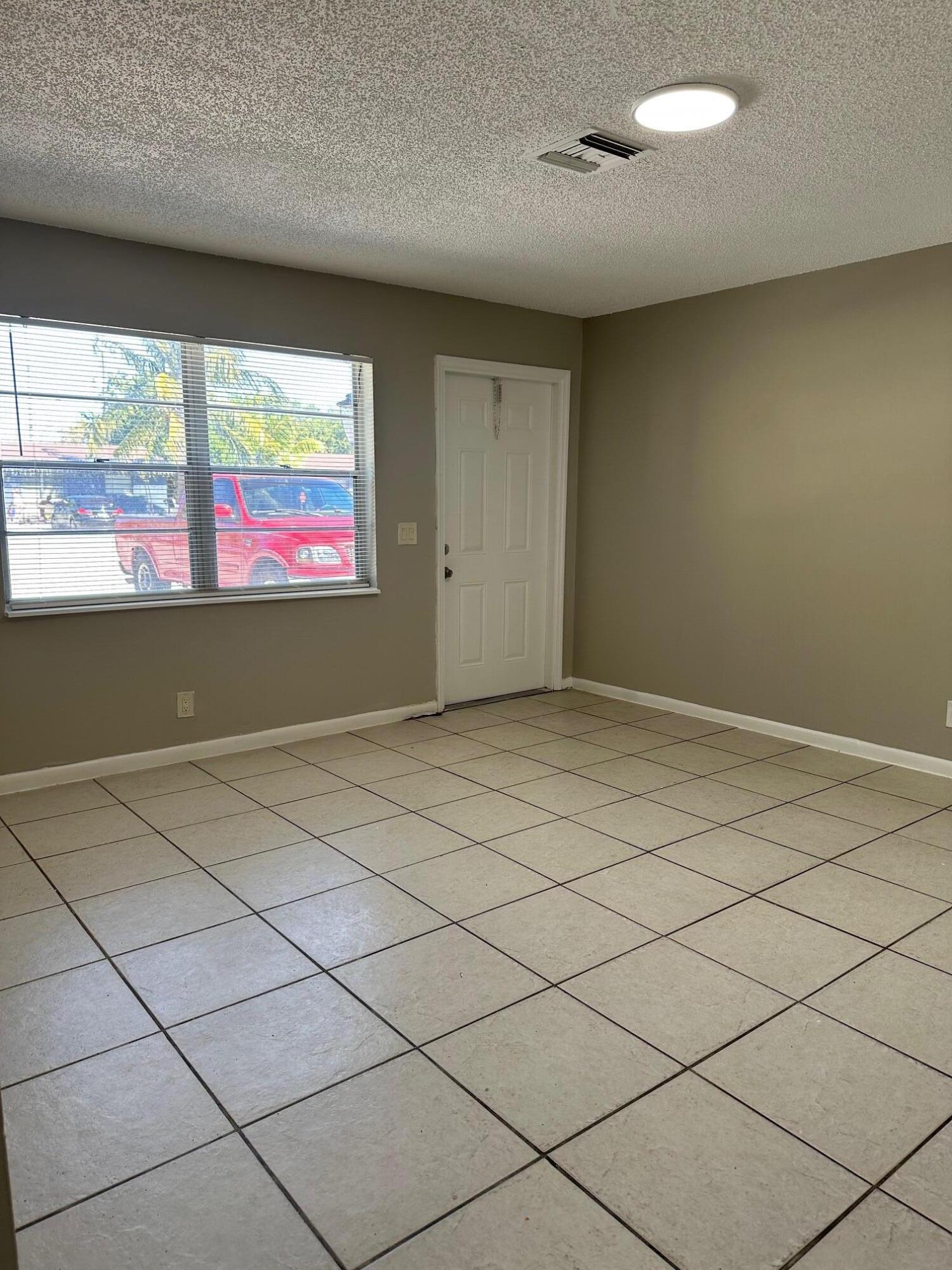 4562 Gulfstream Road, Unit 4566 Lake Worth, FL 33461 - Photo 4 of 11 IMG_9981