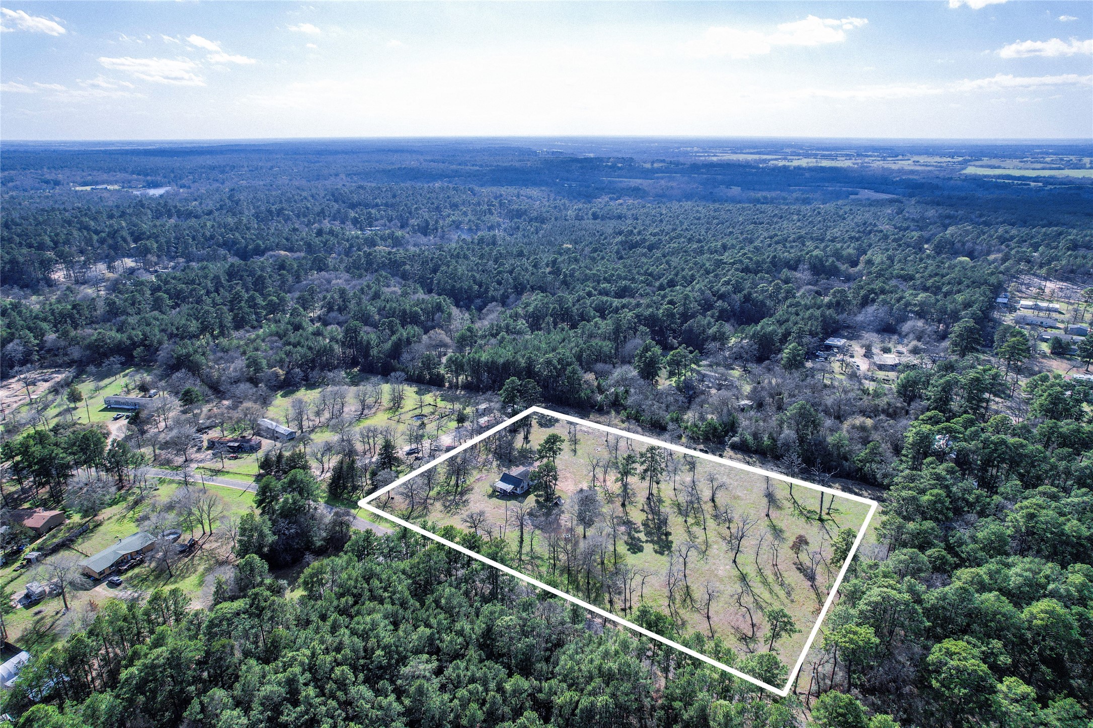 6445 North Hill Road Navasota, TX 77868 - Photo 5 of 11 a view of a sky from a city