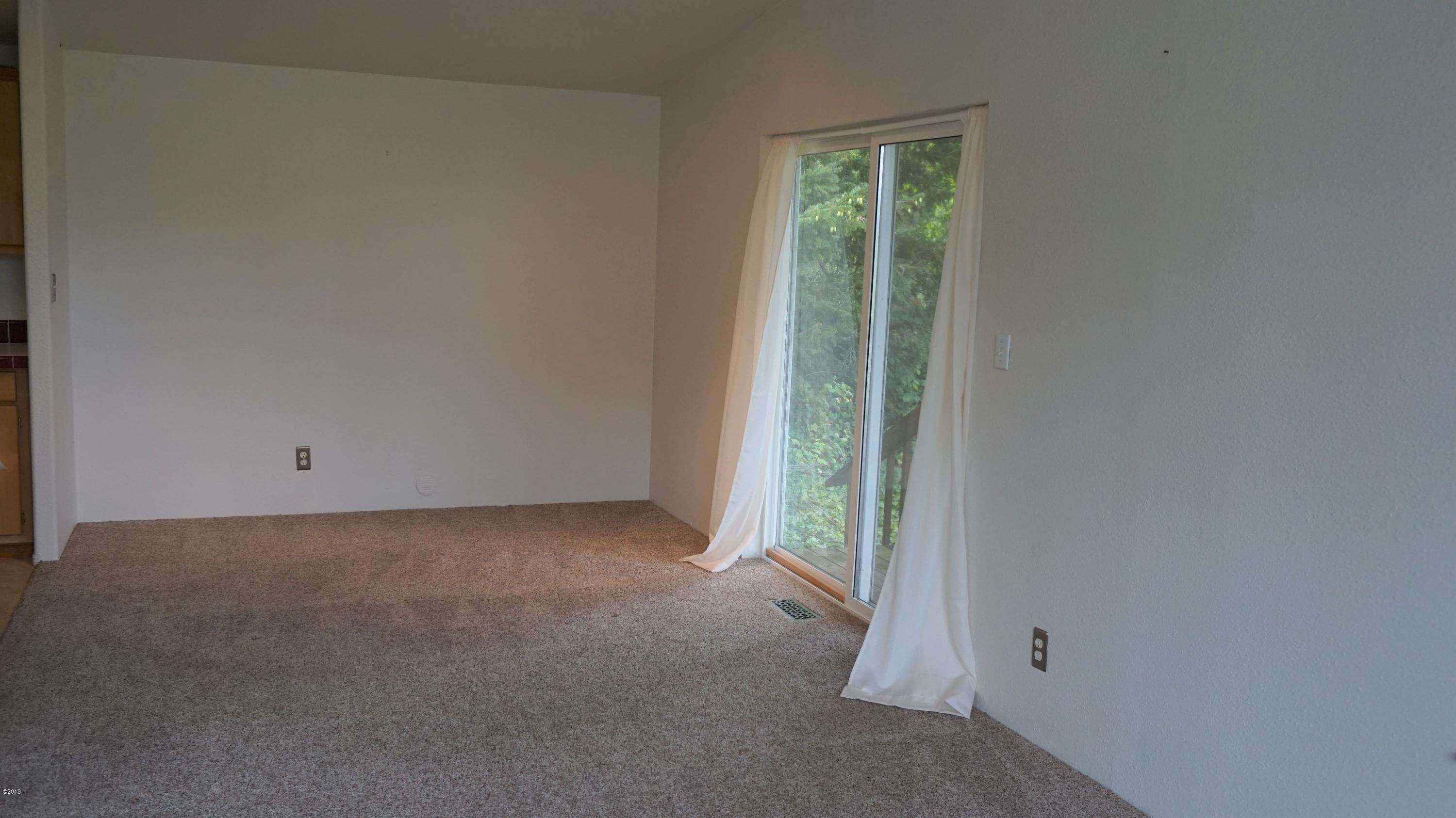 468 Northeast East Slope Road Toledo, OR 97391 - Photo 4 of 15 Dining area