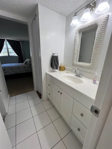 a en suite bathroom with a double vanity sink and mirror