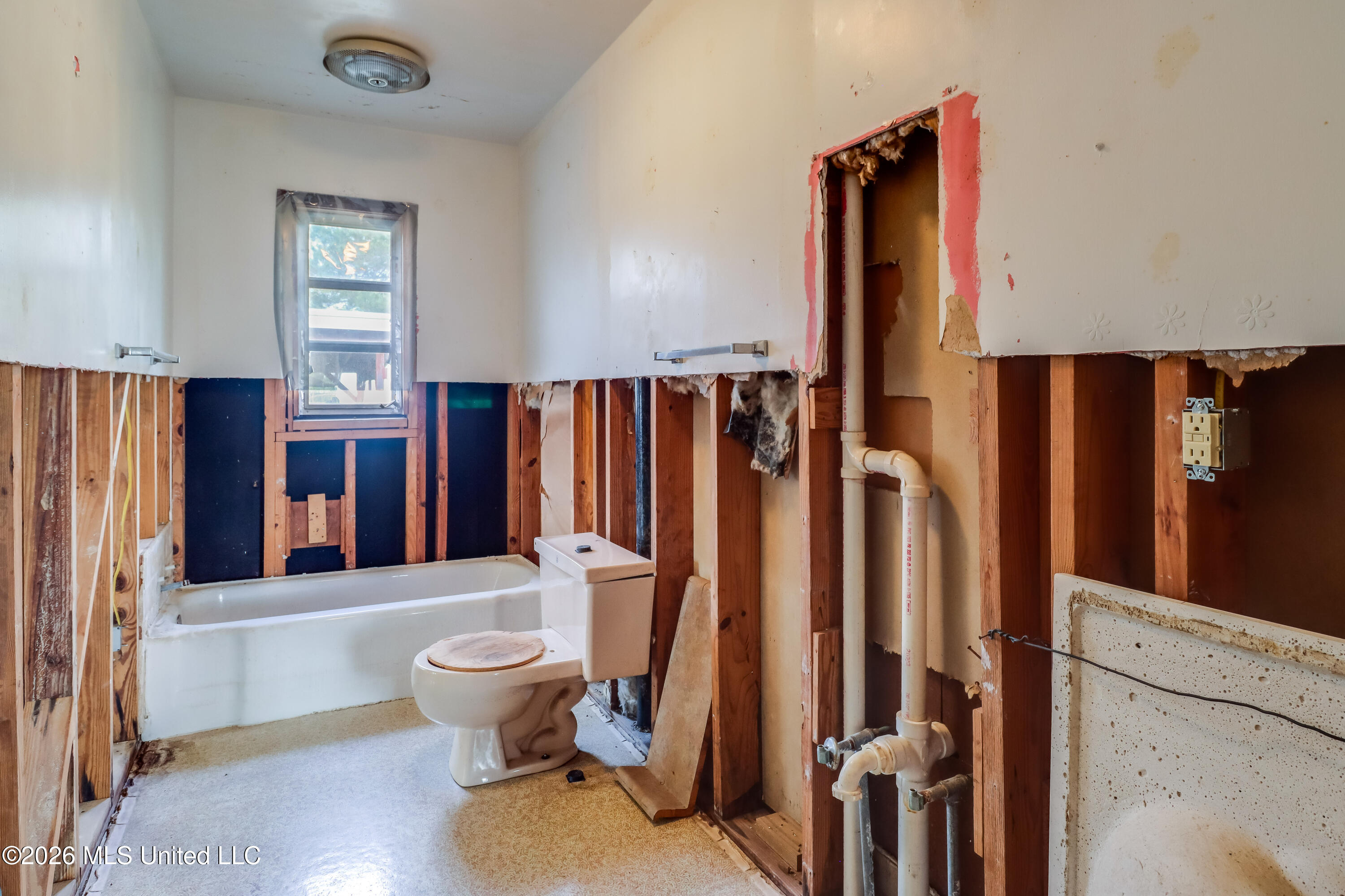 10403 Gorenflo Road D'Iberville, MS 39540 - Photo 10 of 25 Bathroom