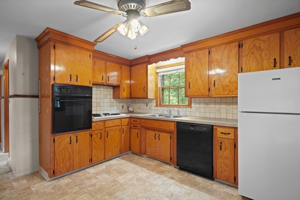 220 Foster Road Tewksbury, MA 01876 - Photo 9 of 31 Gallery Image 9