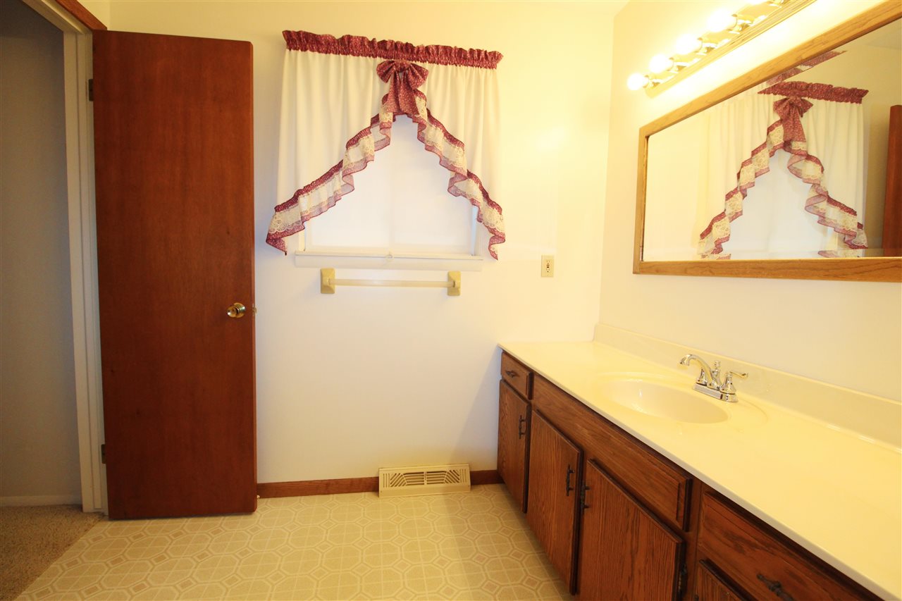 10075 Coldwater Road Flushing, MI 48433 - Photo 17 of 35 50077545-16.JPG