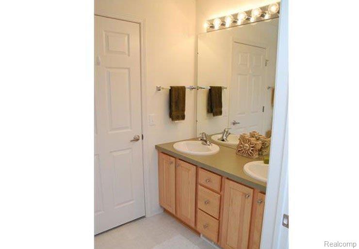 1434 Callaway Court Howell, MI 48843 - Photo 19 of 25 Jack-n'-Jill-Bath.jpg