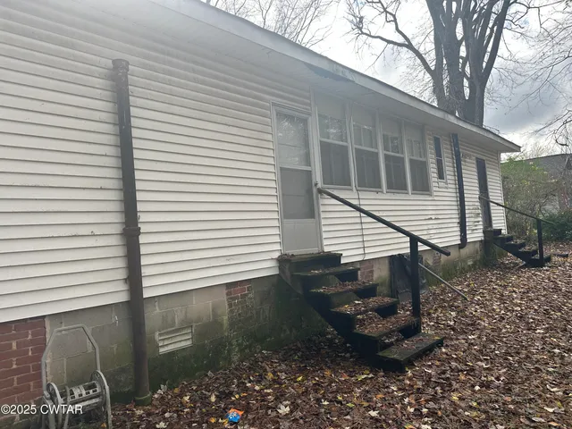 a view of a house with backyard and garden