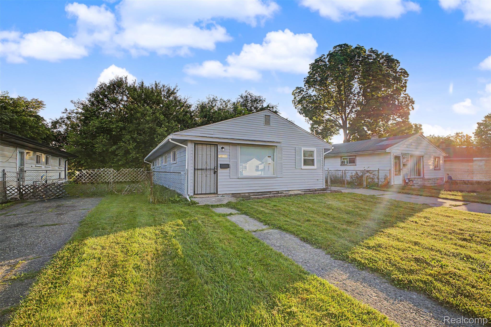 26718 Penn Street Inkster, MI 48141 - Photo 2 of 27 Ranch-style exterior with light-colored siding, a security screen door, and a front picture window