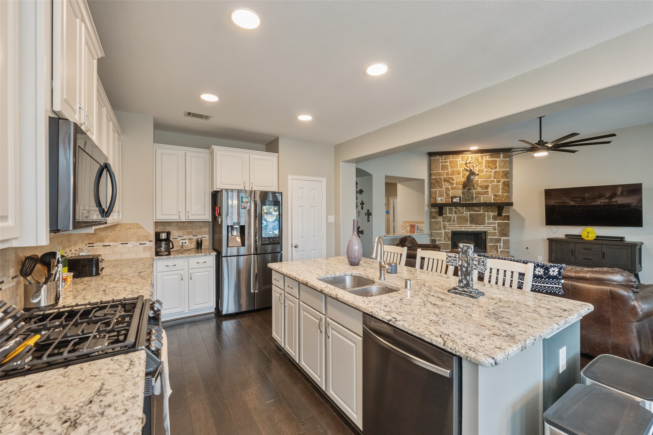 8109 Threadtail Street Conroe, TX 77385 - Photo 7 of 33