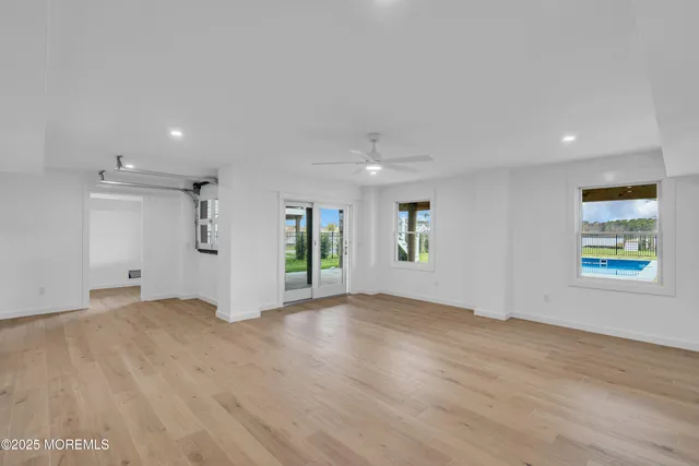 a view of an house with backyard and garden