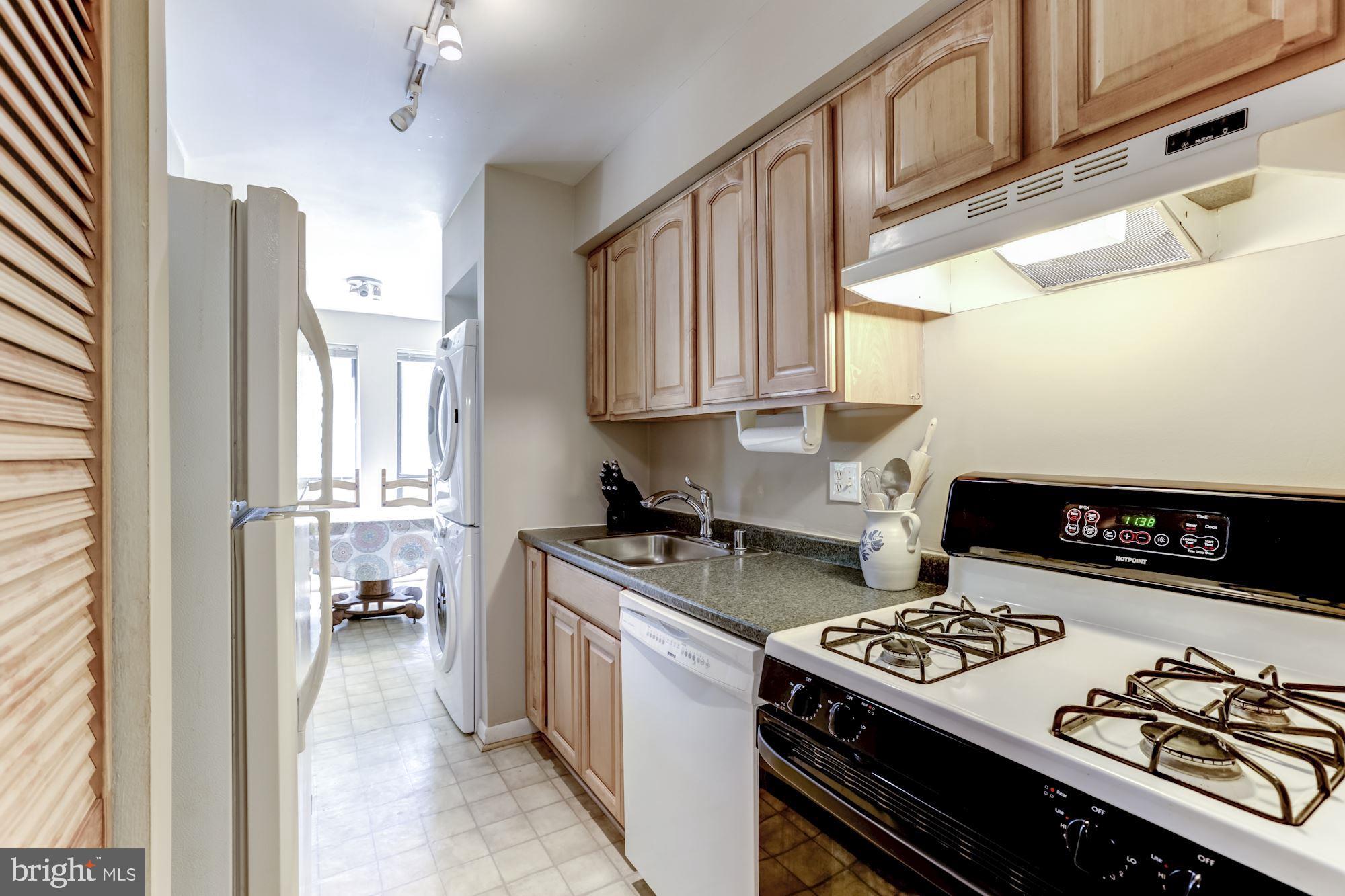11260 Chestnut Grove Square, Unit 237 Reston, VA 20190 - Photo 18 of 37 Plenty of cabinet space & gas cooking!