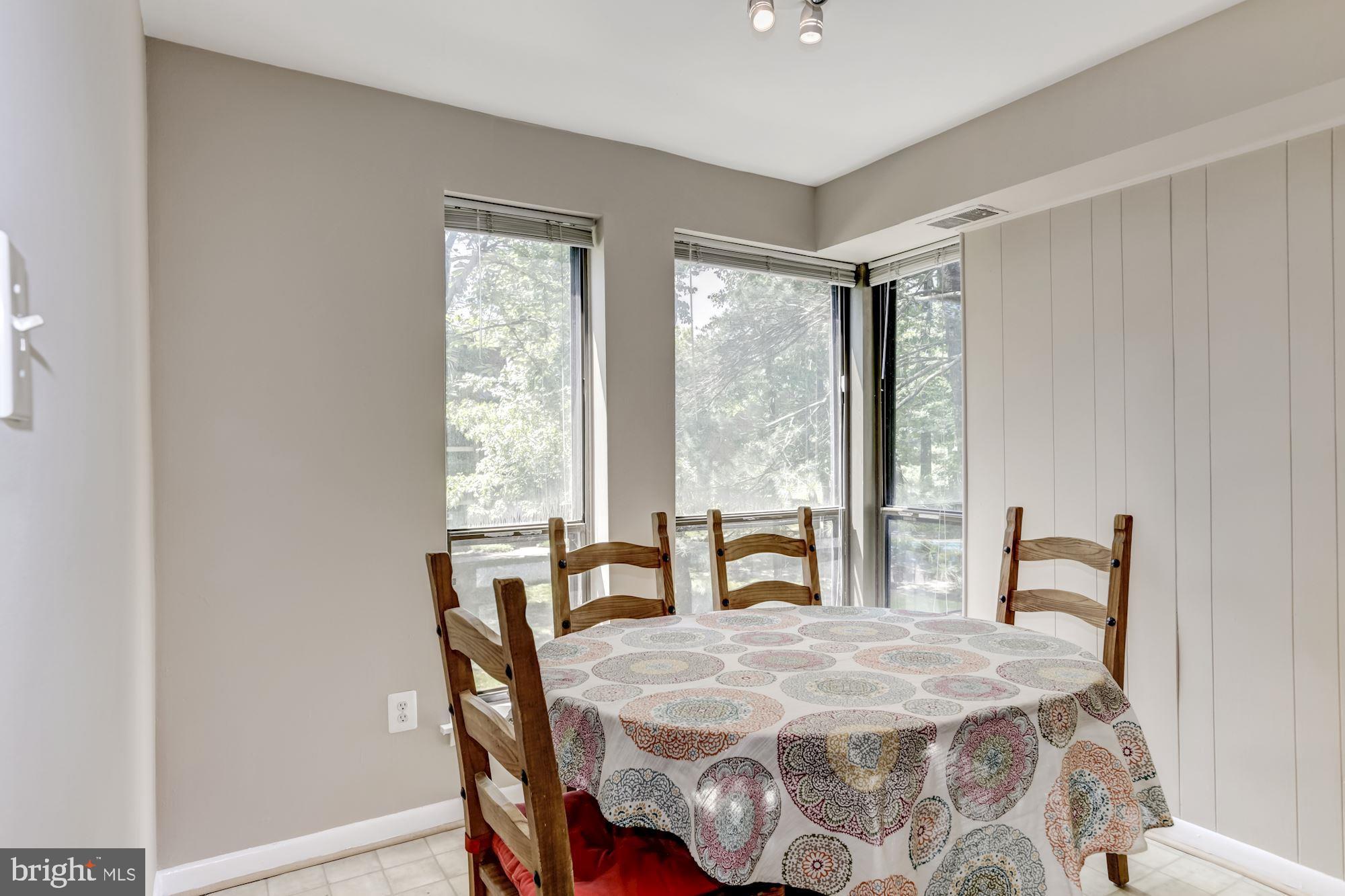11260 Chestnut Grove Square, Unit 237 Reston, VA 20190 - Photo 23 of 37 Eat-in kitchen tablespace