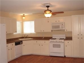 633 Harvard Street, Unit 3 Houston, TX 77007 - Photo 6 of 11 Fully equipped kitchen