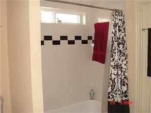 633 Harvard Street, Unit 3 Houston, TX 77007 - Photo 8 of 11 Tiled tub/shower
