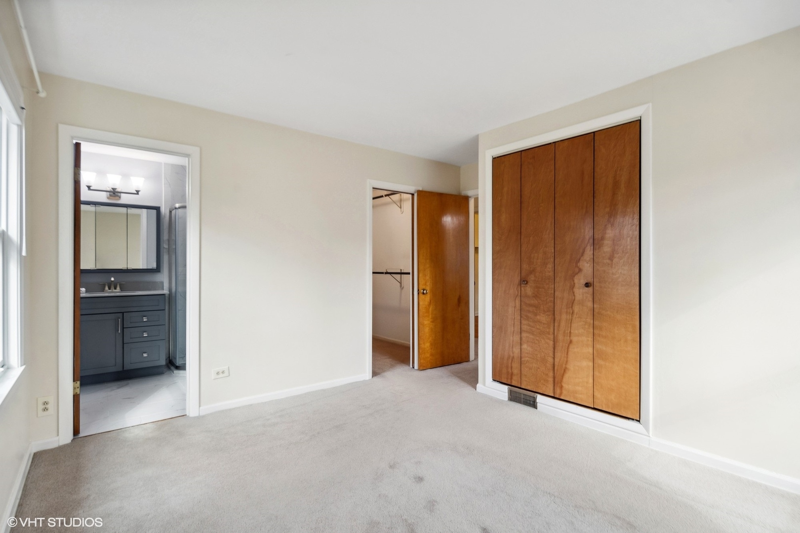 557 Riford Road Glen Ellyn, IL 60137 - Photo 13 of 25 an empty room with closet and a bathroom