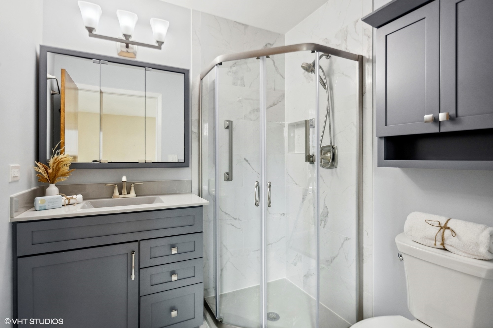 557 Riford Road Glen Ellyn, IL 60137 - Photo 14 of 25 a bathroom with a shower sink and mirror