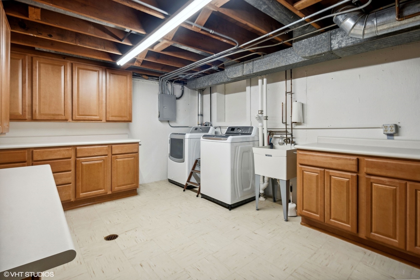 557 Riford Road Glen Ellyn, IL 60137 - Photo 20 of 25 a utility room with dryer and washer