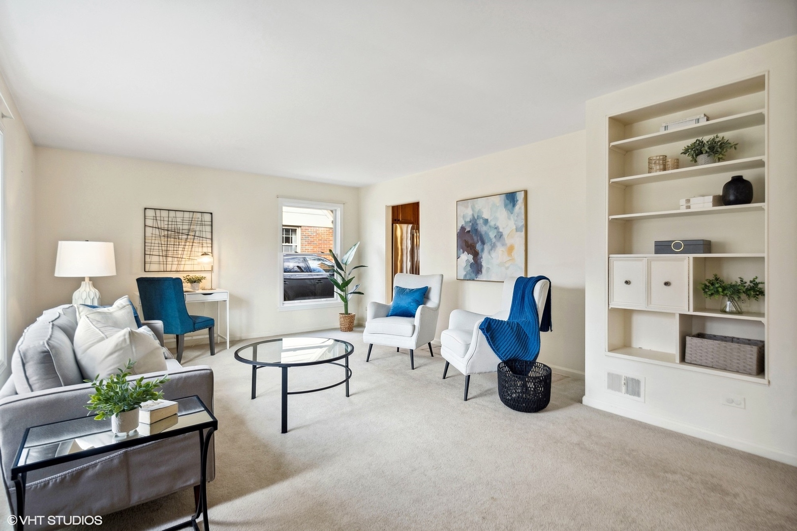 557 Riford Road Glen Ellyn, IL 60137 - Photo 4 of 25 a living room with furniture