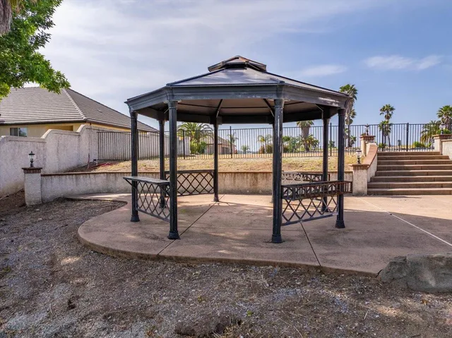 an aerial view of residential house and lake view