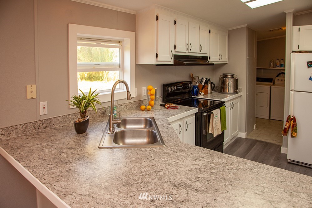 2977 East Smith Road Bellingham, WA 98226 - Photo 11 of 26 a kitchen with sink a refrigerator and a stove