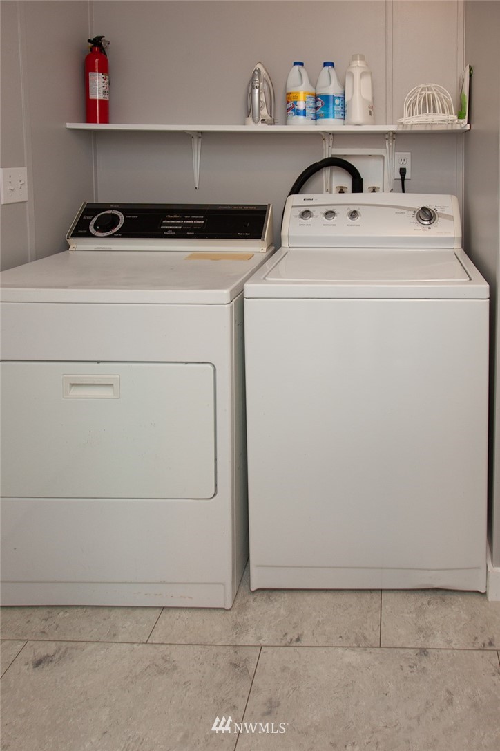 2977 East Smith Road Bellingham, WA 98226 - Photo 23 of 26 a utility room with dryer and washer