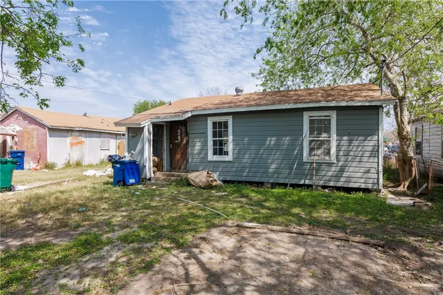 a view of a house with backyard