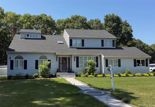 $919,000 | 12 Deer Path, Shirley, NY 11967