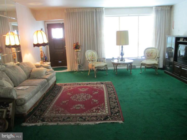 7438 Brockton Road Philadelphia, PA 19151 - Photo 2 of 13 Living Room