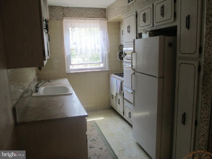 7438 Brockton Road Philadelphia, PA 19151 - Photo 4 of 13 Kitchen