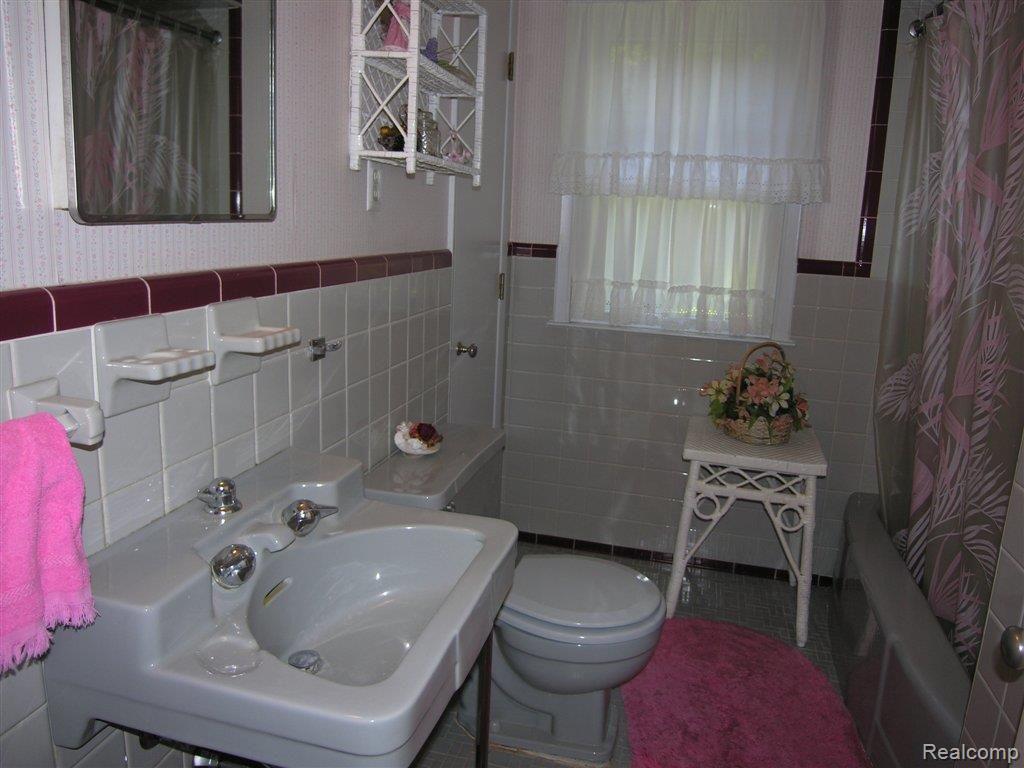 484 Shelbourne Road Grosse Pointe, MI 48236 - Photo 14 of 23 DSCN8444.JPG
