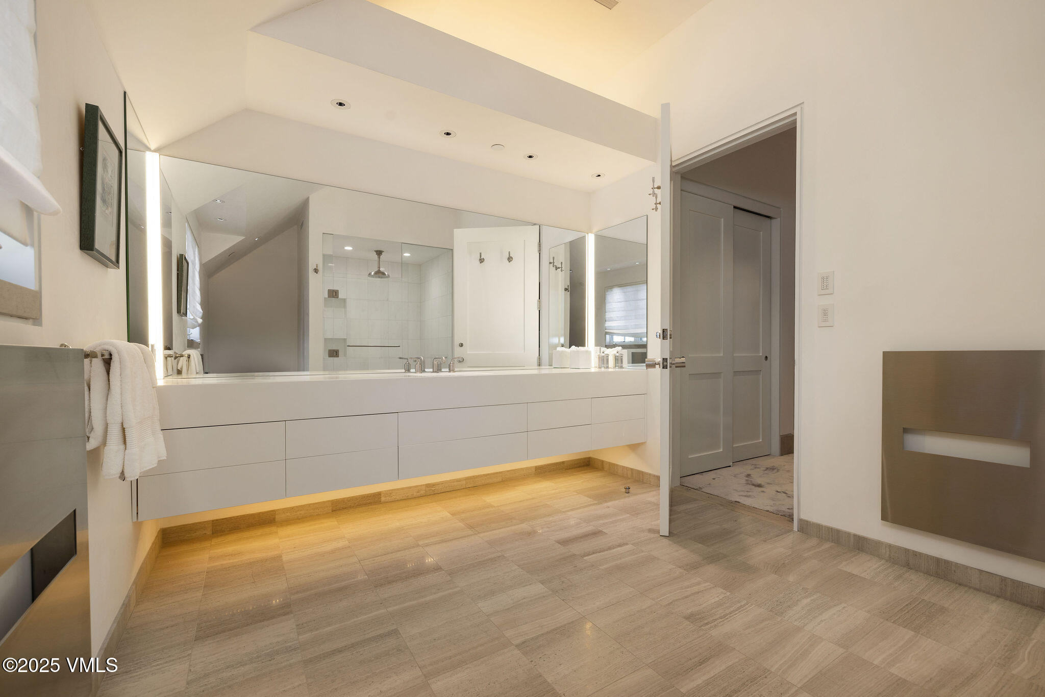 2584 Daybreak Ridge Road Avon, CO 81620 - Photo 27 of 53 2584_daybreak_ridge_interior_primary_bat