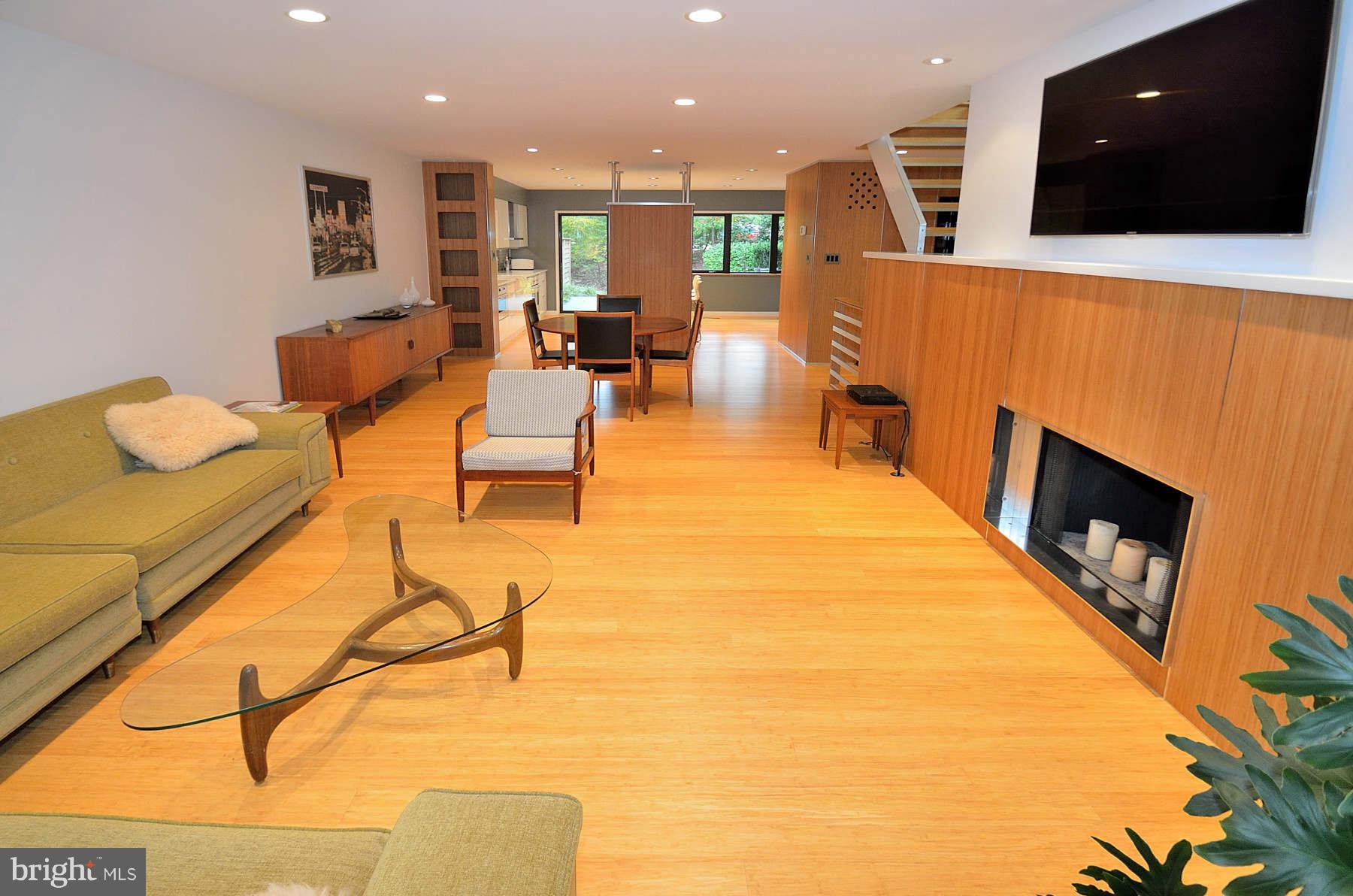 11528 Sunder Court Reston, VA 20190 - Photo 6 of 25 Living Room