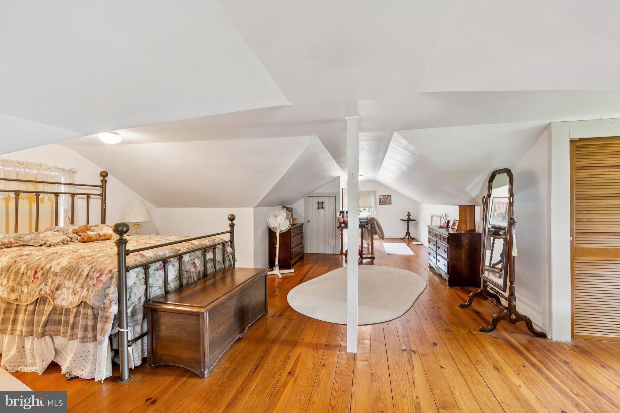 615 Convent Road Aston, PA 19014 - Photo 23 of 39 a table and chairs in a room
