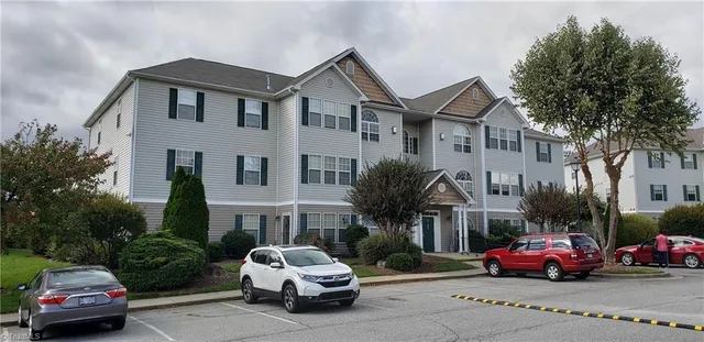 $1,295 | 6105 Hedgecock Circle, Unit 3D, High Point, NC 27265