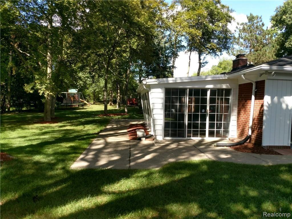 28241 Quail Hollow Road Farmington Hills, MI 48331 - Photo 4 of 21