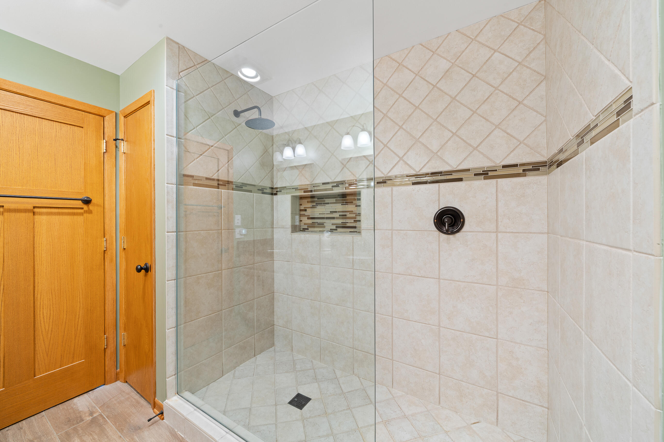 1079 Lakeland Way, Unit 930 Geneva, WI 53147 - Photo 13 of 71 Custom tile shower