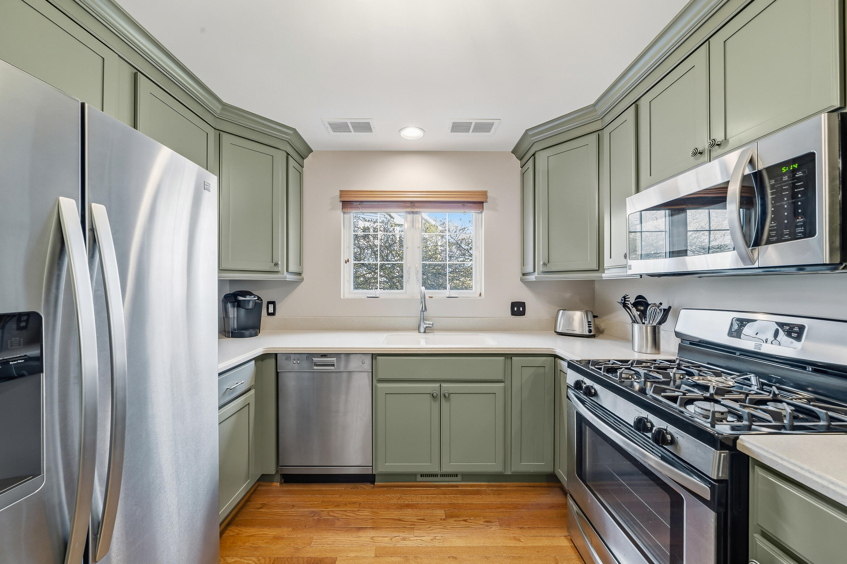 1079 Lakeland Way, Unit 930 Geneva, WI 53147 - Photo 31 of 71 Kitchen