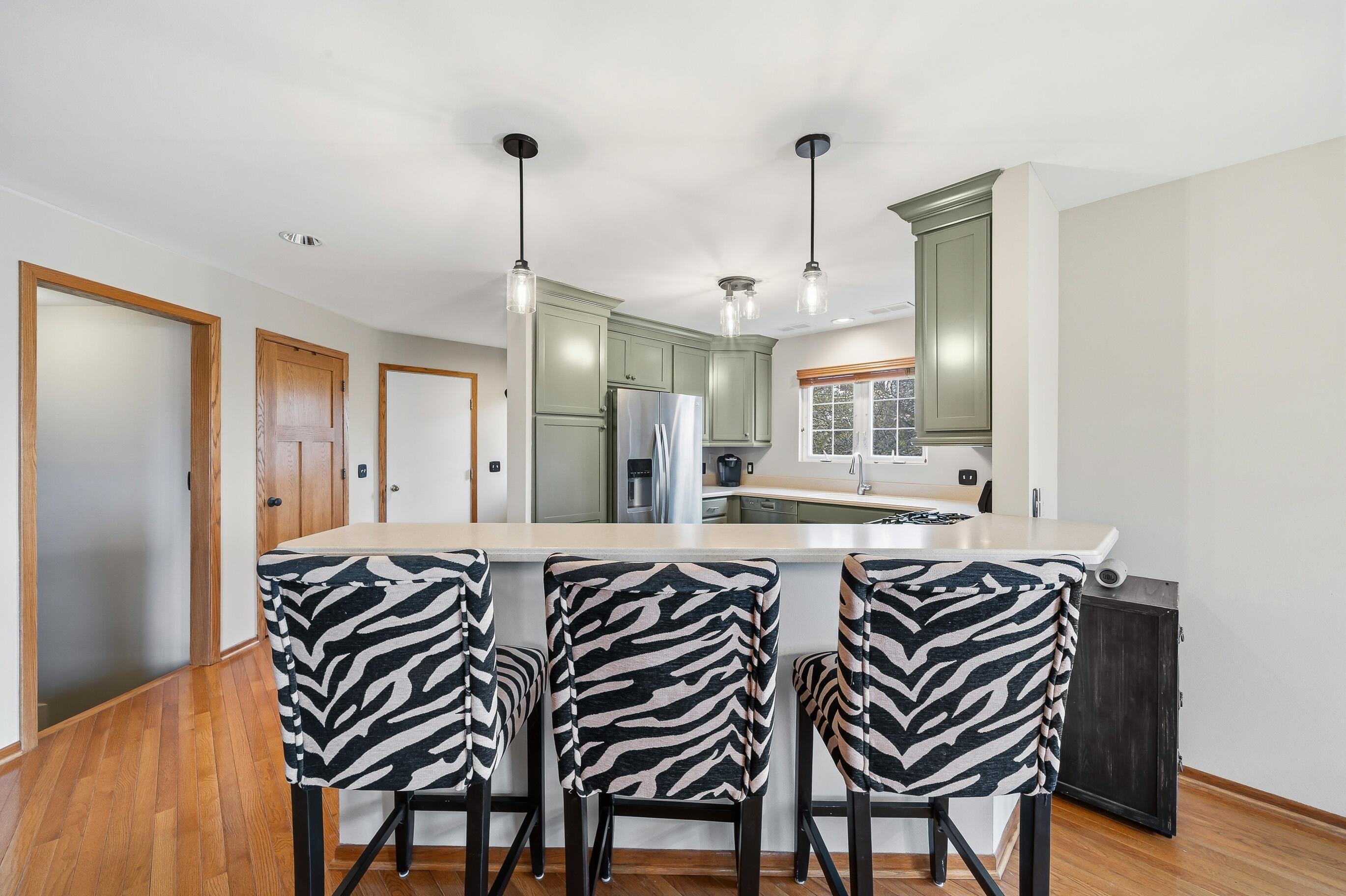 1079 Lakeland Way, Unit 930 Geneva, WI 53147 - Photo 34 of 71 Breakfast bar