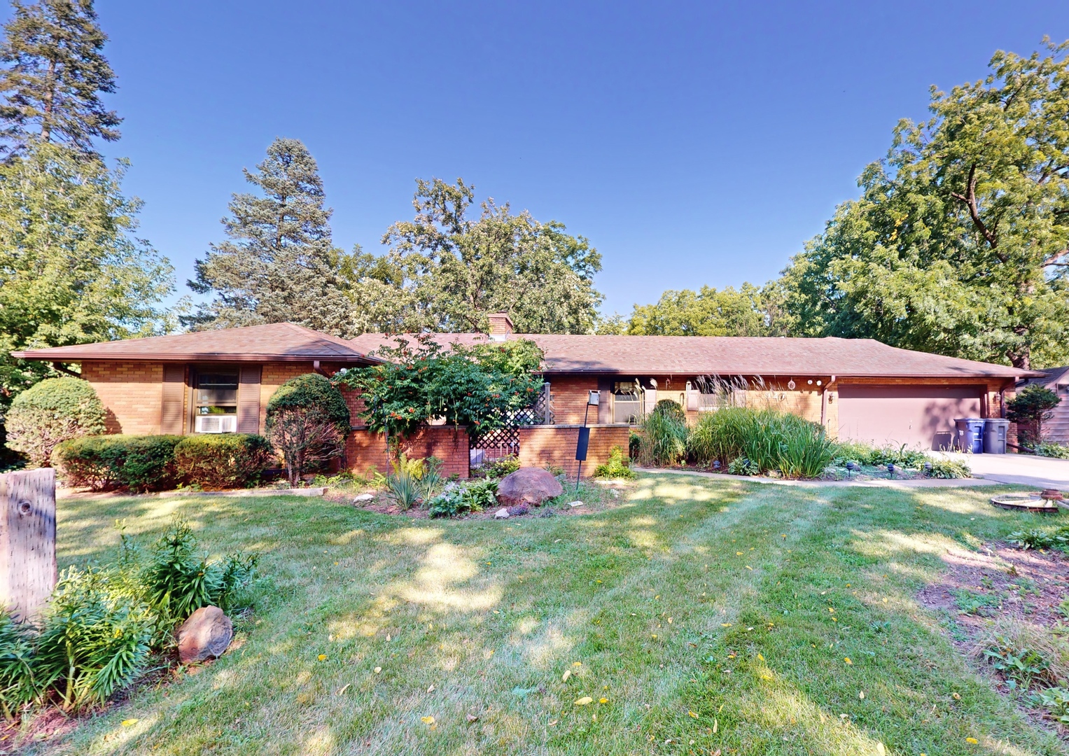 927 Hillcrest Road Elgin, IL 60123 - Photo 1 of 1