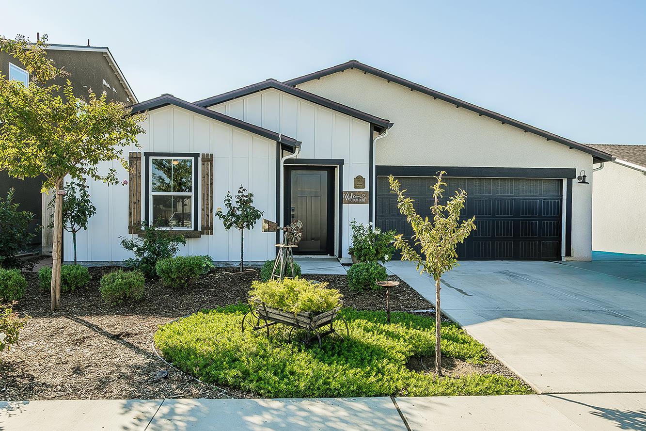 2161 Heidi Avenue Sanger, CA 93657 - Photo 2 of 43 a front view of a house with garden