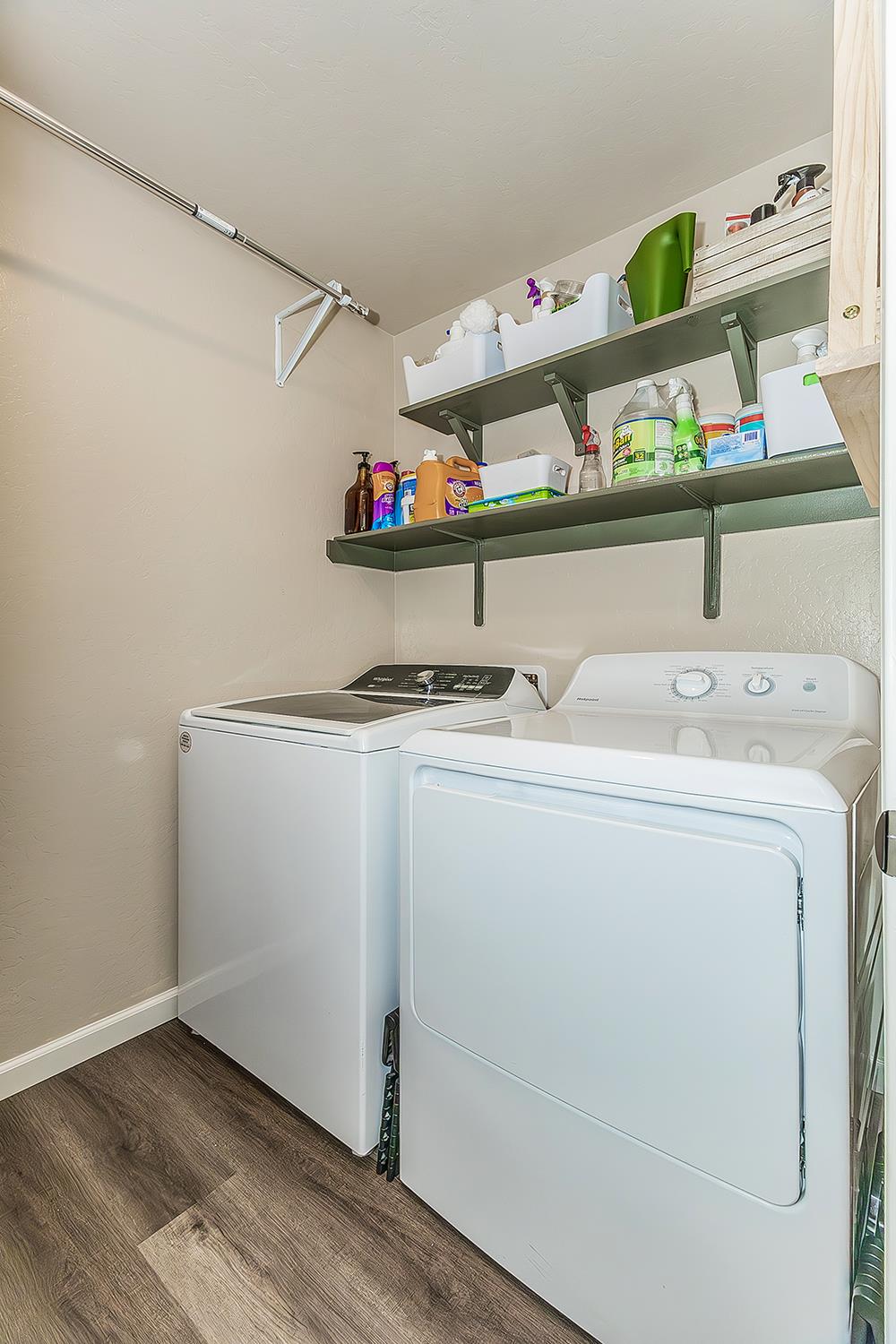 2161 Heidi Avenue Sanger, CA 93657 - Photo 27 of 43 a utility room with dryer and washer