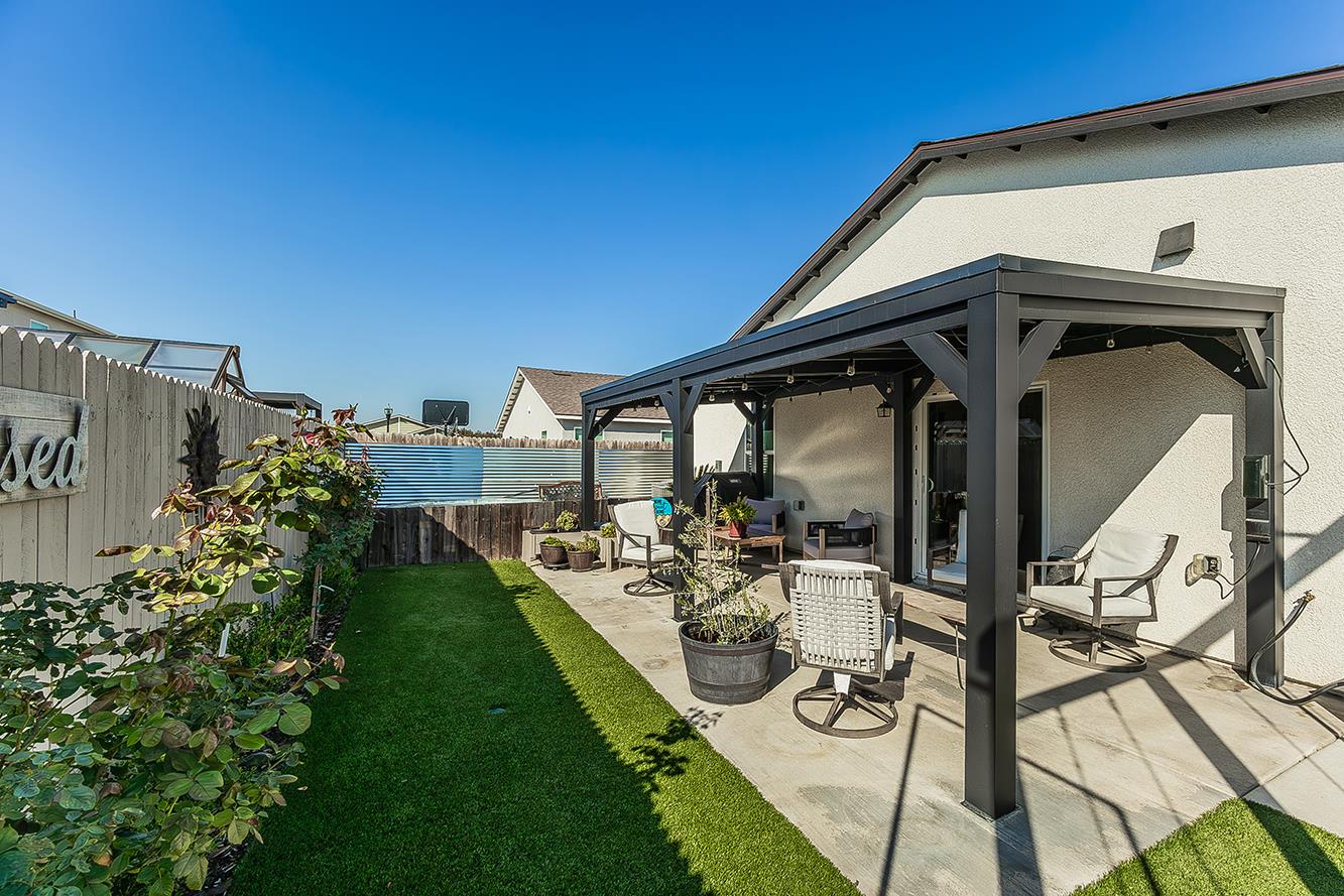 2161 Heidi Avenue Sanger, CA 93657 - Photo 38 of 43 a view of a patio with table and chairs and potted plants