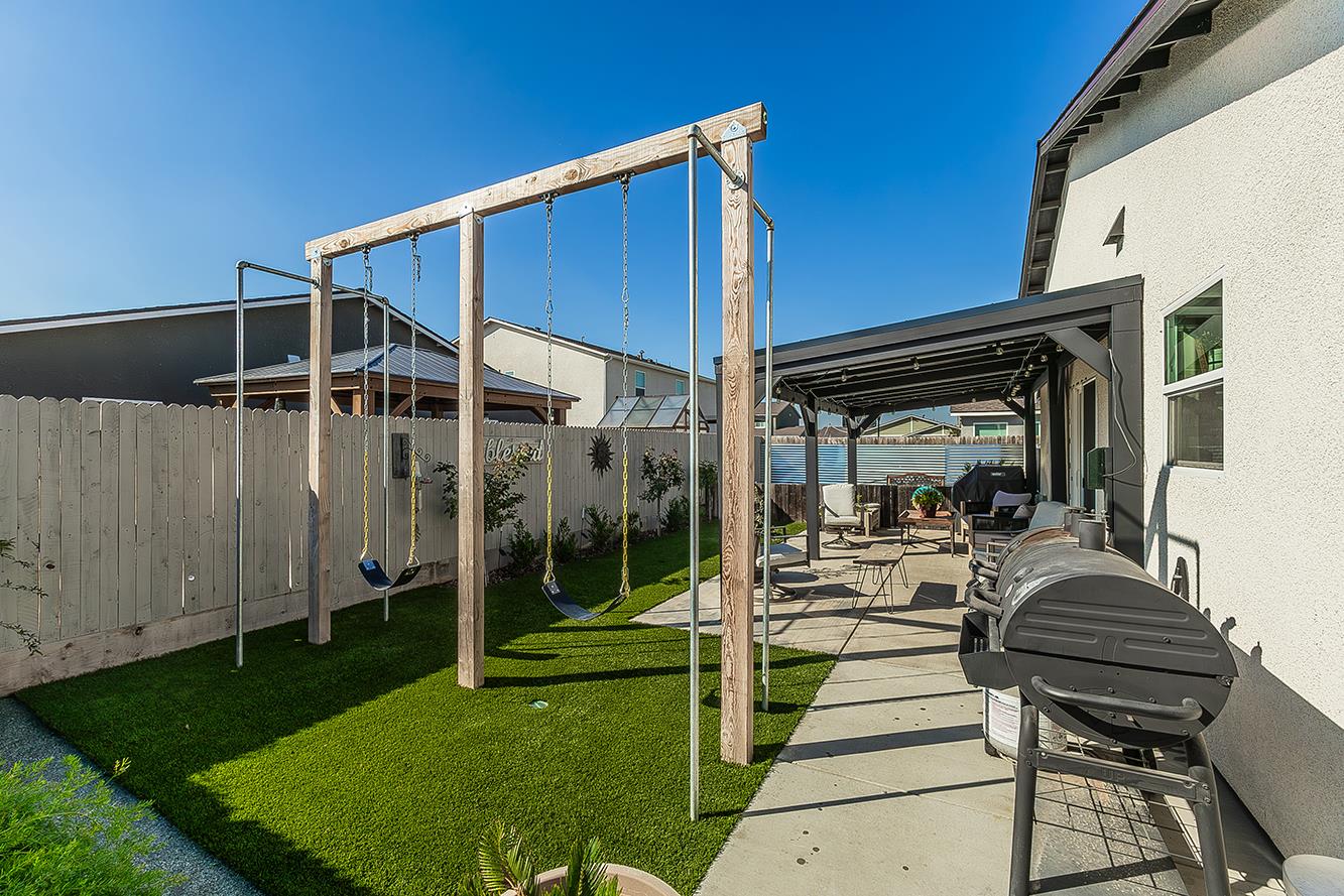 2161 Heidi Avenue Sanger, CA 93657 - Photo 40 of 43 a view of a house with backyard and porch