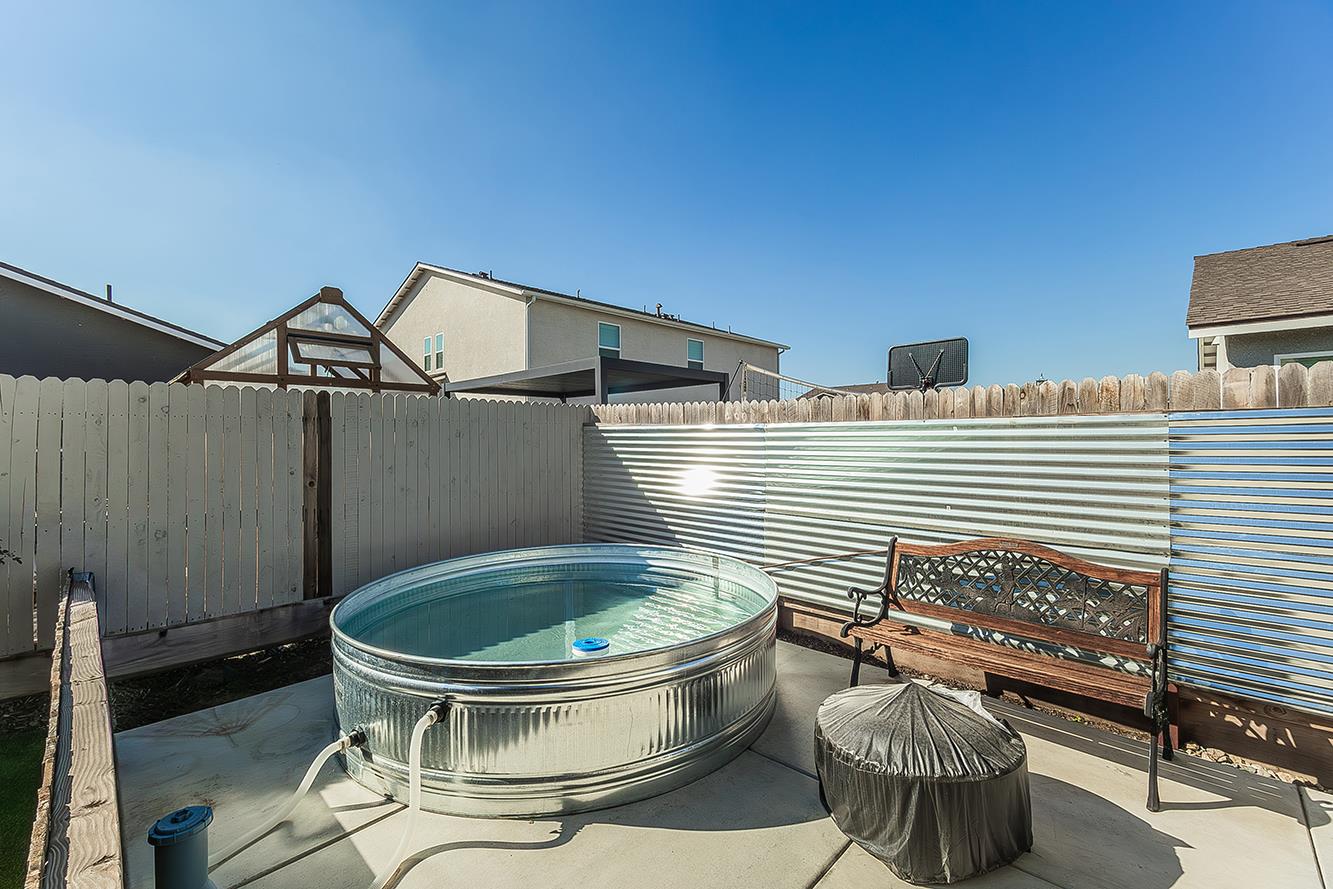 2161 Heidi Avenue Sanger, CA 93657 - Photo 42 of 43 a balcony with table and chairs