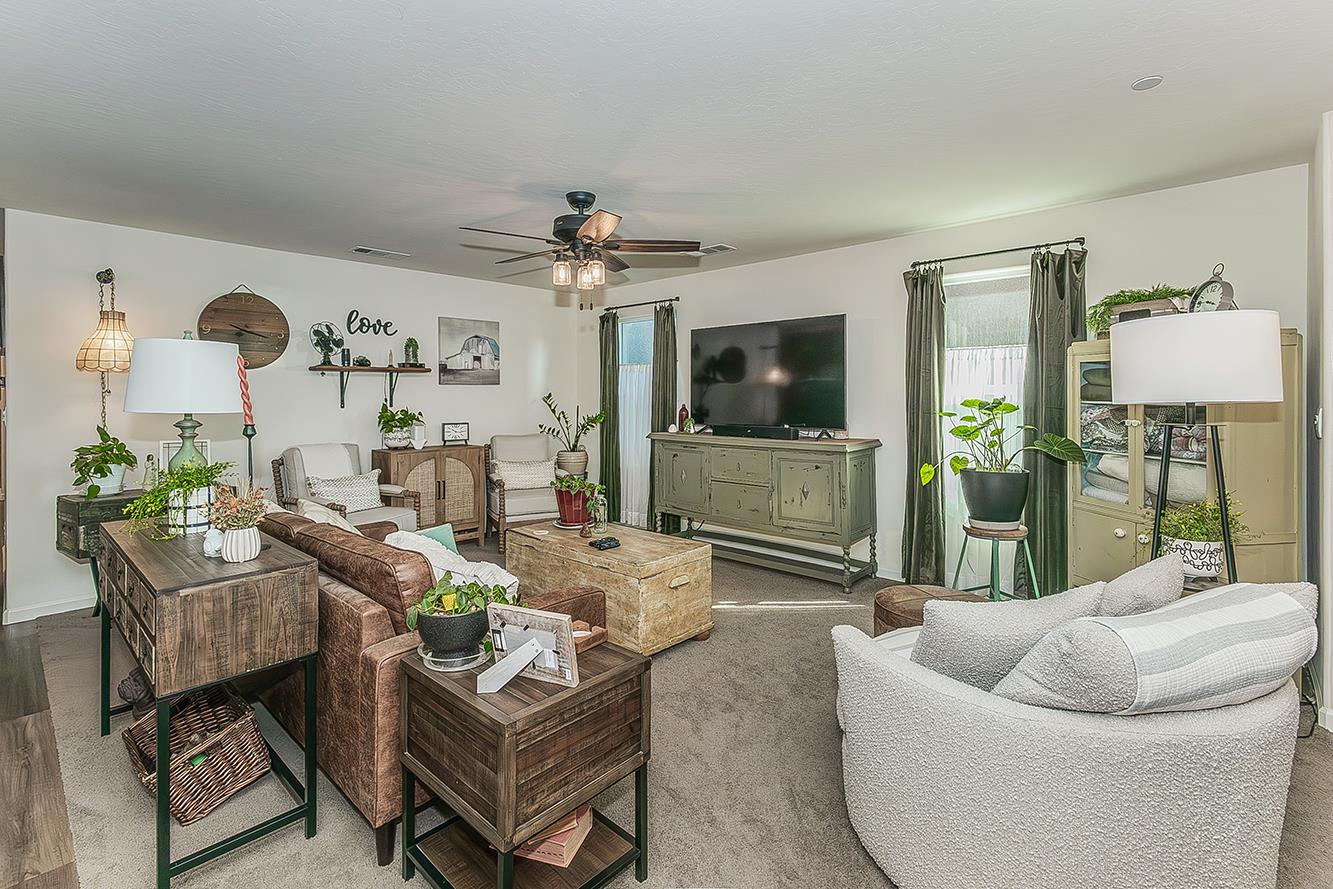 2161 Heidi Avenue Sanger, CA 93657 - Photo 7 of 43 a living room with furniture and a flat screen tv