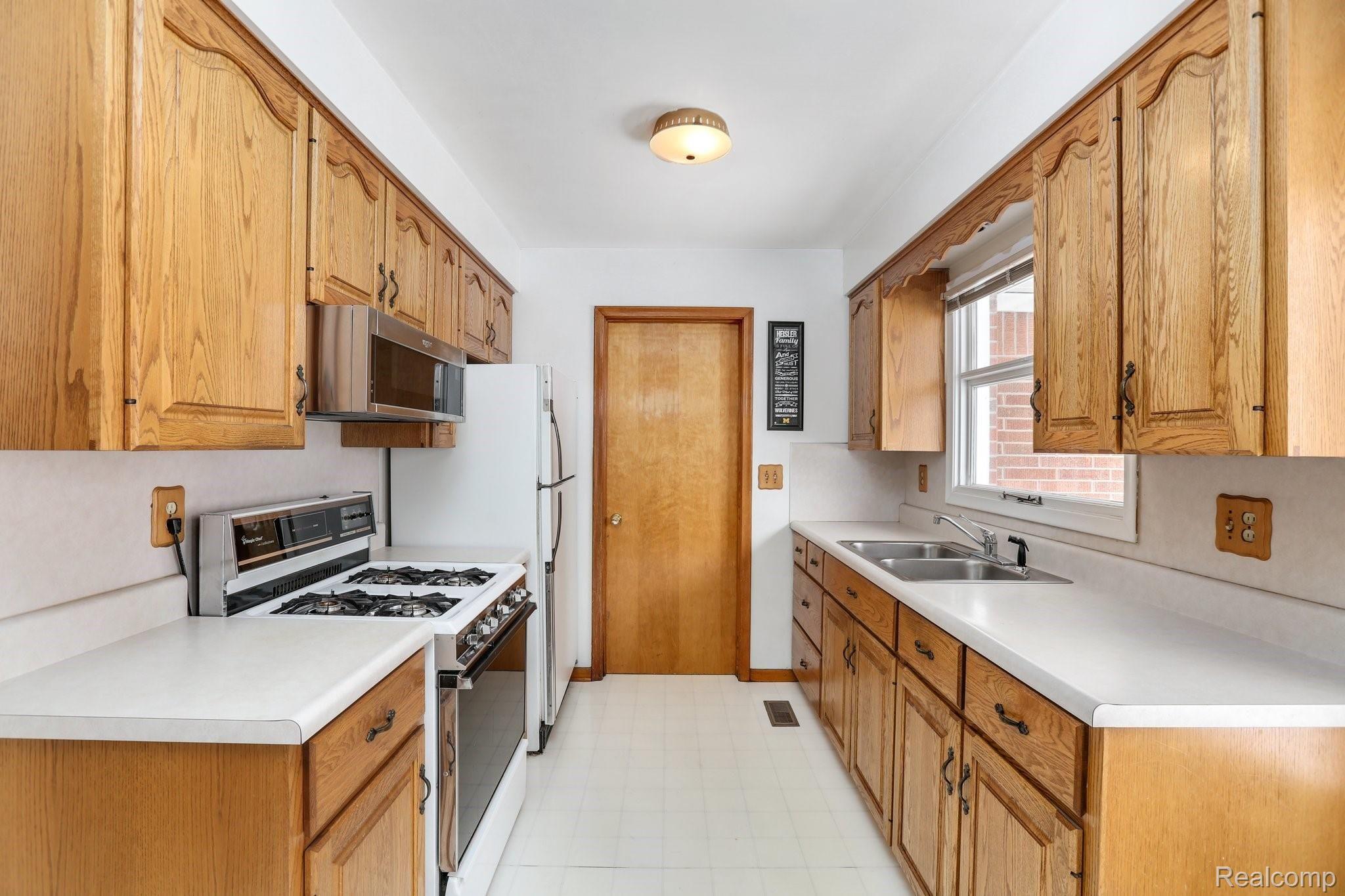 12520 Maxwell Road Carleton, MI 48117 - Photo 6 of 16 4-web-or-mls-12520 Maxwell Road0002.jpg